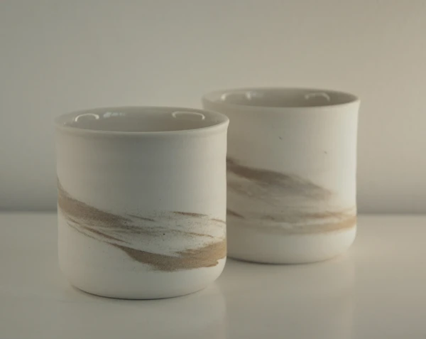 Hånddrejede kopper i porcelæn og stentøj
